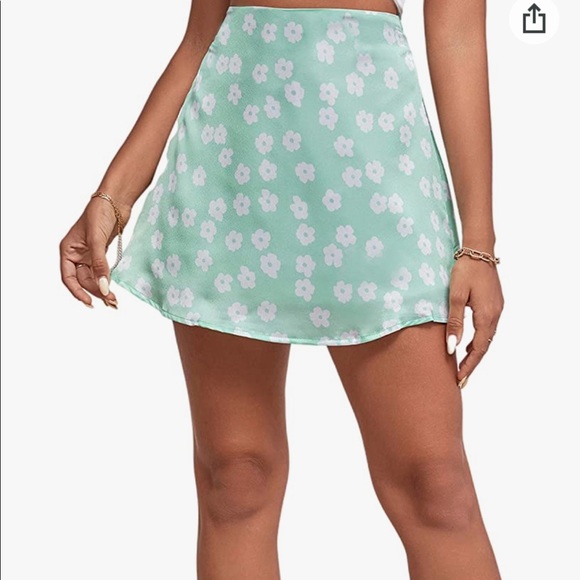 Princess Polly looks like Green mini satin skirt. - Picture 10 of 12